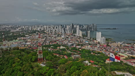 Panama-City-Aerial-V25-Flyover-Dicht-Bewaldeter-Ancon-Hill-Peak-In-Richtung-El-Maranon-Nachbarschaft,-Die-Das-Stadtbild-Der-Innenstadt-Mit-Tropischen-Sturmwolken-Am-Himmel-Einfängt---Aufgenommen-Mit-Mavic-3-Cine---März-2022
