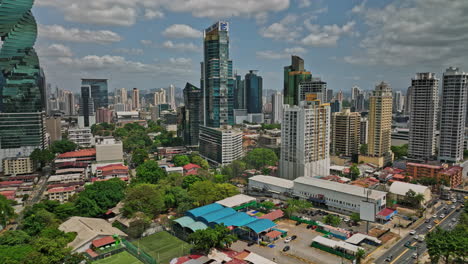 Panama-City-Aerial-V79-Low-Level-Drohnenüberführung-Zwischen-Hochhäusern-Im-Obarrio-Viertel,-Die-Das-Stadtbild-Der-Innenstadt-Und-Die-Gemeindeentwicklung-Einfängt-–-Aufgenommen-Mit-Mavic-3-Cine-–-März-2022