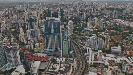 Panama-City-Aerial-V11-Drohnenüberführung-Aus-Der-Vogelperspektive-über-Das-Viertel-Marbella-In-Richtung-Obarrio,-Das-Das-Urbane-Stadtbild-Der-Innenstadt-Mit-Dichten-Hochhaustürmen-Einfängt-–-Aufgenommen-Mit-Mavic-3-Cine-–-März-2022