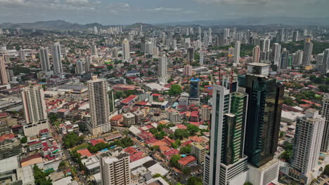 Panama-City-Aerial-V76-Absteigende-Überführung,-Die-Das-Stadtbild-Der-Innenstadt-Mit-Einer-Mischung-Aus-Hochhäusern-Und-Niedrigen-Gebäuden-Im-Wohnviertel-El-Carmen-Einfängt-–-Aufgenommen-Mit-Mavic-3-Cine-–-März-2022