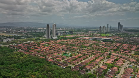 Panama-City-Aerial-V86-Filmische-Absteigende-überführung-Wohnhäuser-Costa-Del-Este-nachbarschaft-In-Richtung-Santa-Maria-Country-Club-Golfplatz-Und-Resort---Gedreht-Mit-Mavic-3-Cine---März-2022