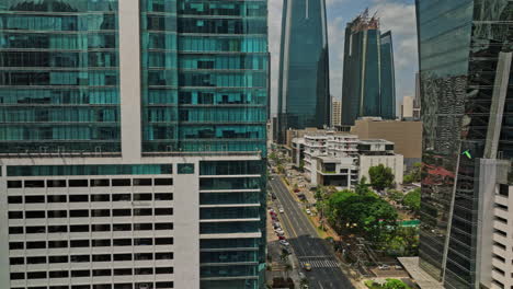 Panama-City-Aerial-V81-Filmische-Kamerafahrt-Aus-Geringer-Höhe-über-Straßen-Und-Alleen,-Die-Hochhäuser-In-Obarrio-Und-Downtown-Vierteln-Einfangen-–-Aufgenommen-Mit-Mavic-3-Cine-–-März-2022