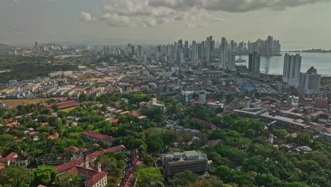 Panama-City-Aerial-V69-Cinematic-Drone-Flyover-Ancon-Hill-über-San-Miguel-Nachbarschaft-Mit-Stadtbild-Der-Innenstadt-Im-Hintergrund-Bei-Tag-–-Aufgenommen-Mit-Mavic-3-Cine-–-März-2022