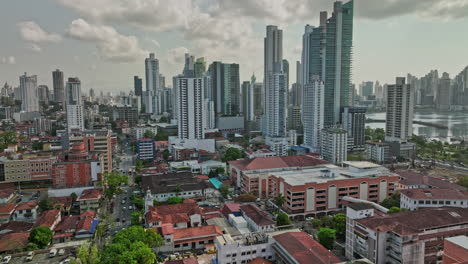 Ciudad-De-Panamá-Aérea-V70-Sobrevuelo-Bajo-Barrio-Calidonia,-Capturando-El-Paisaje-Urbano-Del-Centro-Con-Altos-Edificios-Residenciales-Y-Rascacielos-Comerciales-En-ángulo-Alto---Filmado-Con-Cine-Mavic-3---Marzo-De-2022