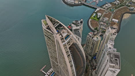 Panama-City-Aerial-V14-Aus-Der-Vogelperspektive-Fliegen-Sie-Um-Die-Wolkenkratzer-Der-Innenstadt-Herum-Und-Erfassen-Sie-Luxuriöse-Hoteltürme-Am-Wasser-Und-Eigentumswohnungen-Am-Meer-An-Der-Punta-Pacifica-–-Aufgenommen-Mit-Mavic-3-Cine-–-März-2022