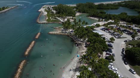 Luftaufnahmen-Von-Drohnen-Mit-Blick-Auf-Menschen,-Die-In-Lagunen-In-Der-Nähe-Des-Dubois-Park-In-Florida-Schwimmen