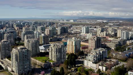 Mehrstöckige-Gebäude-In-Der-Innenstadt-Von-Richmond-An-Einem-Sonnigen-Sommertag-In-Der-Metro-Vancouver,-BC,-Kanada