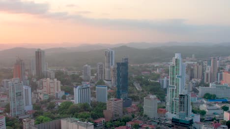 Luftschwenkblick-Auf-Die-Skyline-Und-Die-Berge-Von-Panama-City-Während-Des-Sonnenuntergangs