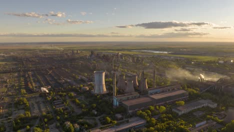 Luftkreisender-Hyperlapse-Einer-Stahlfabrik,-Die-Bei-Sonnenuntergang-In-Rumänien-Dämpfe-Ausstößt