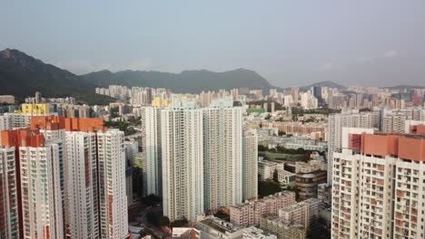Un-Vuelo-De-Dron-Hacia-Adelante-A-Apartamentos-En-Hong-Kong-China