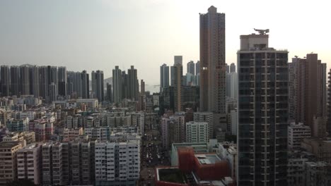 Eine-Seitliche-Drohnenaufnahme-Von-Hohen-Gebäuden-In-Hongkong