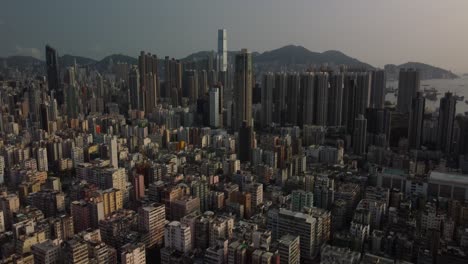 Vuelo-De-Drones-Hacia-Abajo-Y-Revelación-Sobre-Rascacielos-En-Hong-Kong