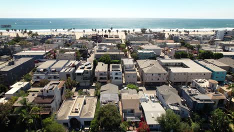 Aerial-upwards-over-Residential-neighorhood-oceanfront-in-Venice-Beach,-California
