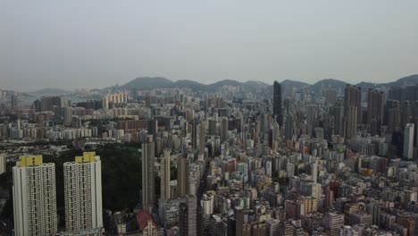 Eine-Drohne-Aus-Großer-Höhe-Schoss-über-Kowloon,-Hongkong