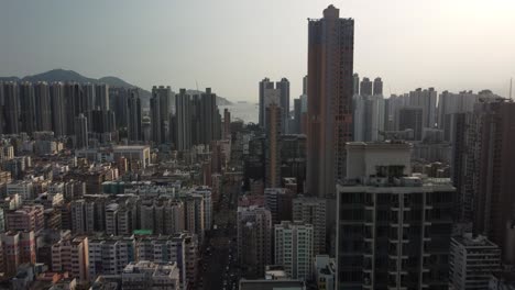 Ein-Flug-Vorbei-An-Wohnungen-Und-Wolkenkratzern-In-Hong-Kong