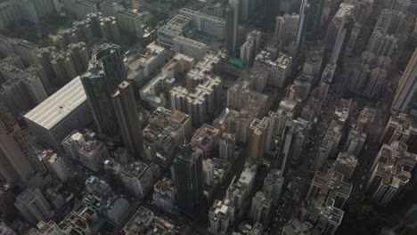 Vista-Descendente-De-Drones-Sobre-Edificios-Industriales-En-Hong-Kong
