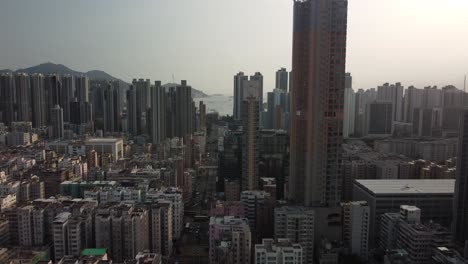Ein-Drohnenrückflug-Vorbei-An-Hohen-Gebäuden-In-Hongkong