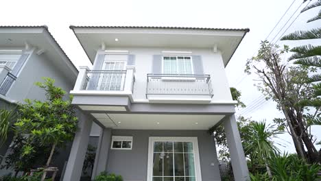 Diseño-Exterior-De-Casa-Moderno-Blanco-Y-Gris-Asiático-2