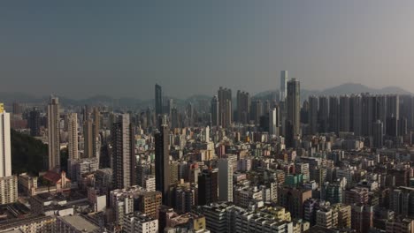 Un-Vuelo-De-Drones-Temprano-En-La-Tarde-Con-Una-Panorámica-Hacia-Abajo-Sobre-Kowloon,-Hong-Kong,-China