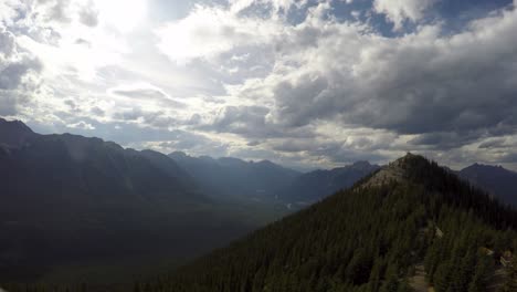 Sulfer-Mountain-Valley-Timelapse-De-Nubes-En-Banff