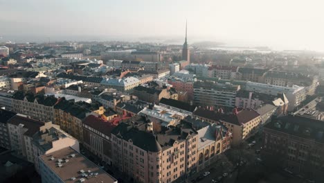 Imágenes-Aéreas-Del-Centro-De-La-Ciudad-Nórdica-En-Helsinki-Finlandia-En-Un-Día-De-Niebla
