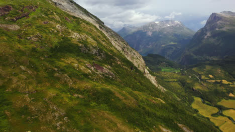 Antena-Elevada-En-Lo-Alto-De-Las-Montañas-Sobre-El-Valle-De-Geiranger,-En-Noruega---Panorámica,-Toma-De-Drones