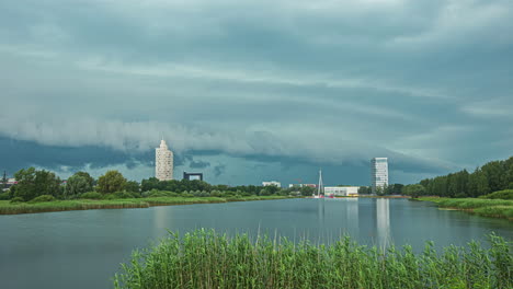 Mirando-A-Través-Del-Río-Emajogi-En-Tartu-Estonia-En-Un-Día-Tormentoso---Dramático-Y-Poderoso-Lapso-De-Tiempo-De-Cloudscape