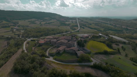 Luftaufnahme-Steigende-Enthüllung-über-Traditionellen-Katalonischen-Kleinen-Dorf-Historischen-Hügelhäusern