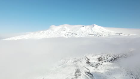 Vista-Aérea-Del-Volcán-Monte-Ruapehu-Sobre-La-Niebla