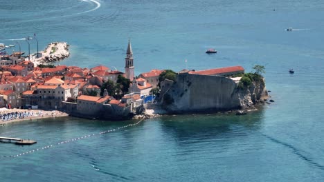 Luftaufnahme-Rund-Um-Die-Altstadt-Von-Budva,-Sonniges-Montenegro---Kreisen,-Drohnenaufnahme