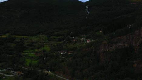 Vista-Aérea-De-Una-Zona-Residencial-En-El-Valle-De-Geiranger,-Noche-De-Verano-En-Noruega---Seguimiento,-Disparo-De-Drones