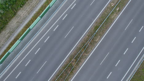 Drehende-Drohne-Schoss-über-Leere-Autobahn-In-Polen