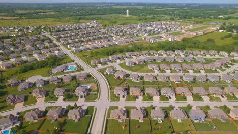 Un-Vecindario-Lindo-Más-Nuevo-Sobrevuelo-De-Drones-Vista-Aérea-Suburbios-De-Missouri