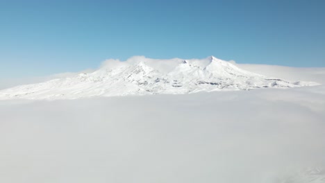 Pico-De-La-Montaña-Del-Volcán-Ruapehu-Cubierto-De-Nieve-Durante-El-Invierno