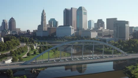 Columbus-Ohio-Skyline-Mit-Brücke-Mit-Drohnenvideo,-Das-Sich-Langsam-Nach-Oben-Bewegt