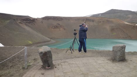 Fotógrafo-Masculino-En-El-Volcán-Krafla-En-Islandia-Con-Video-Cardán-Subiendo