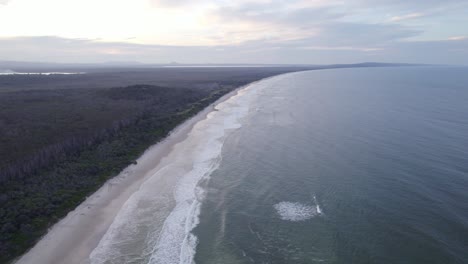 Meereswellen-An-Der-Sandigen-Küste-Von-Noosa-North-Shore-Beach---Arthur-Harrold-Conservation-Park-Und-Great-Sand-Resources-Reserve