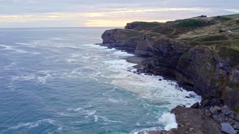 Drohne-Nimmt-Filmaufnahmen-Der-Isla-Insel-Und-Des-Blauen-Kantabrischen-Meeres-Bei-Sonnenuntergang-Auf