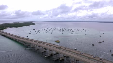 Vista-Aérea-De-Drones-Lentos-Del-Puente-Destin-Florida-Y-La-Isla-Cangrejo