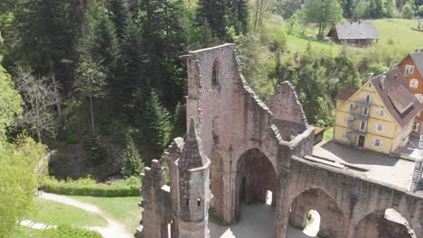 Vista-De-Drones-Sobrevolando-Un-Antiguo-Monasterio-En-El-Bosque-Negro,-Alemania