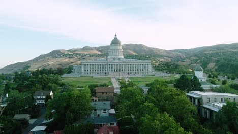 Cinematic-4k-Aerial-drone-shot-of-Utah-capitol-building-in-Salt-Lake-City,-UT-2022,-pull-out-type-video