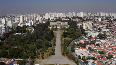 Luftaufnahme-Des-Unabhängigkeitsparks-In-São-Paulo-Mit-Dem-Ipiranga-museum,-Das-Für-Seine-Wiedereröffnung-Anlässlich-Der-Zweihundertjahrfeier-Der-Brasilianischen-Unabhängigkeit-Im-Jahr-2022-Einer-Umfassenden-Restaurierung-Unterzogen-Wird