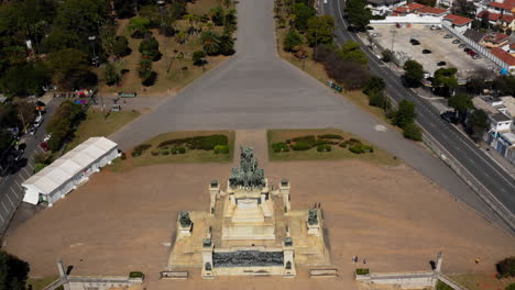 Aerial-shot-of-the-Independence-Monument-in-front-of-the-Ipiranga-Museum-in-the-Independence's-Park-in-the-historical-Ipiranga-neighborhood,-in-SÃ£o-Paulo,-Brazil