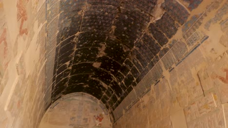 Geschnitzte-Wände-Des-Totentempels-Der-Hatschepsut,-Gegenüber-Der-Stadt-Luxor,-Ägypten