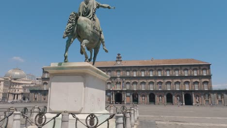 Equestrian-statue-outside-Royal-Palace-of-Naples,-Napoli,-Italy