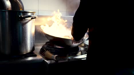 Cocinando-En-Un-Wok-Ardiente-Cocina-Asiática-A-Cámara-Lenta-4k
