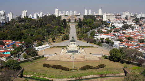 Vista-Aérea-Del-Parque-De-La-Independencia-En-São-Paulo-Con-El-Museo-Ipiranga-En-Restauración-Para-Su-Reapertura-Debido-A-La-Celebración-Del-Bicentenario-De-La-Independencia-De-Brasil-En-2022