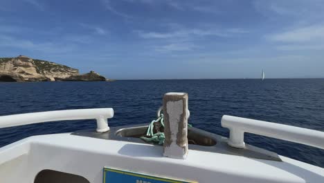 Fpv-Am-Bug-Eines-Segelbootes-Entlang-Der-Felsen-Von-Bonifacio-Und-Der-Küste-Der-Insel-Korsika-In-Frankreich,-Ansicht-Aus-Der-Ersten-Person-Bei-50fps
