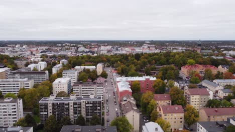 Mittelgroße-Europäische-Stadt-An-Einem-Bewölkten-Herbsttag.-Drohnenschuss