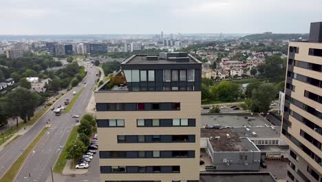 Dachgeschoss-Eines-Hochhauses-Und-Stadtbild-Von-Vilnius-Litauen